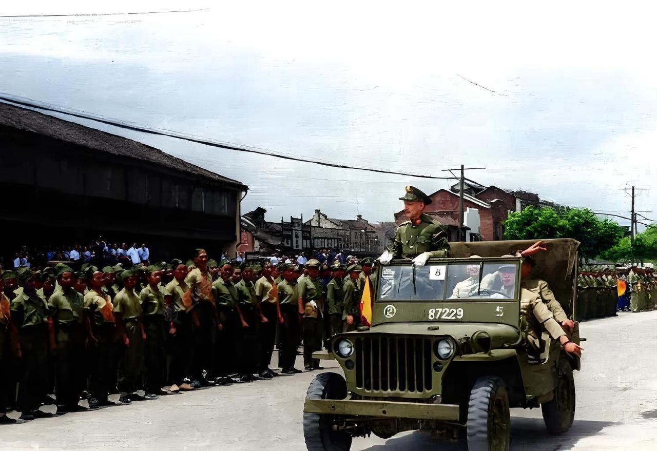 1946年，南京国统区，蒋介石身着军装站在车内，姿态正式地进行校阅复员的青年军；