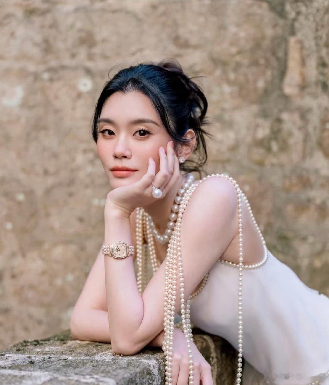 奚梦瑶戴了婆婆的发夹奚梦瑶戴了婆婆的珍珠发夹，温柔贵气没有丝毫浮夸感，却自带豪门
