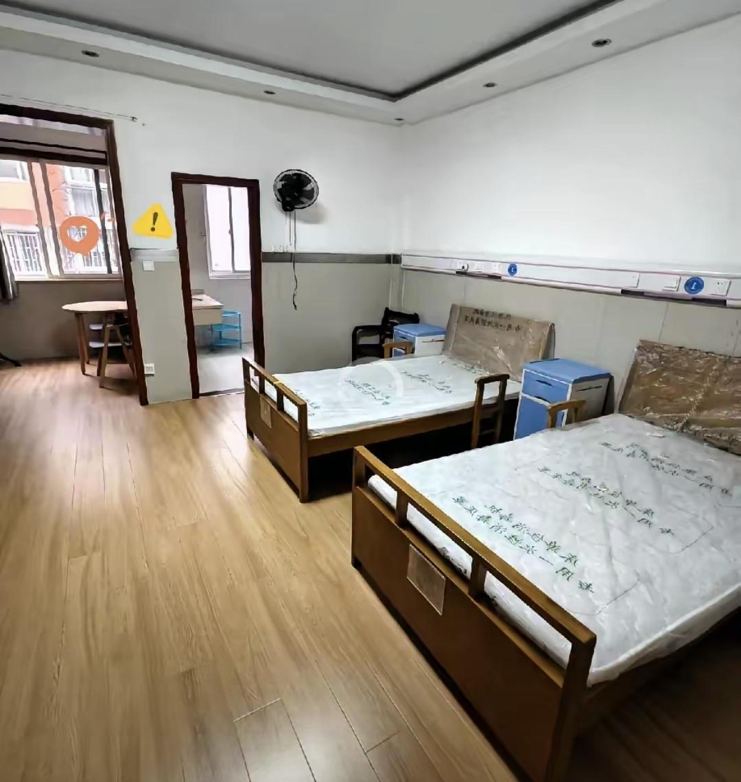 最近听说一对父子，爸爸85岁瘫在床上，儿子65岁腰也弯了，家里请过三回保姆，最长