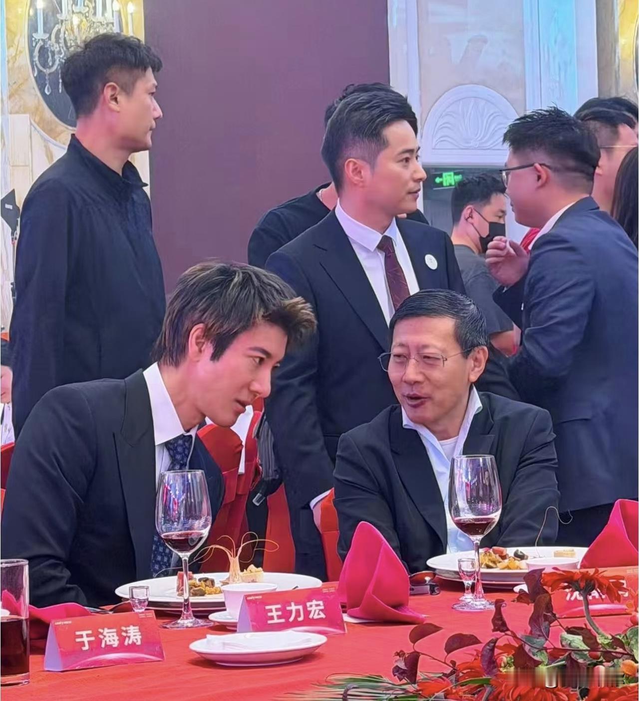 晚宴主桌和沈南鹏同席，还上台发言，说明王力宏不只是宇树科技站台吉祥物，而是深度参