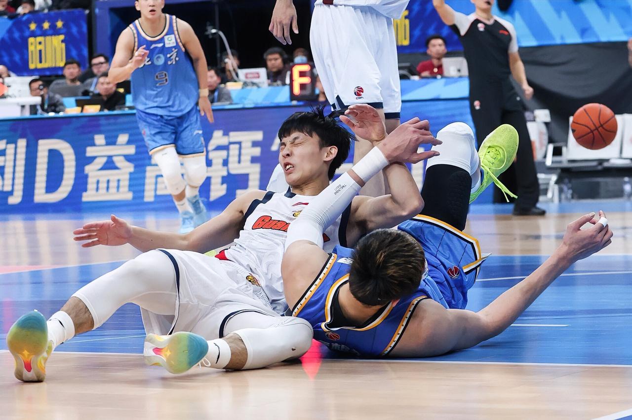 徐杰：伤病也是比赛的一部分，等你，奎因，麦考，小崔伤愈归来！！！胡明轩：自从你