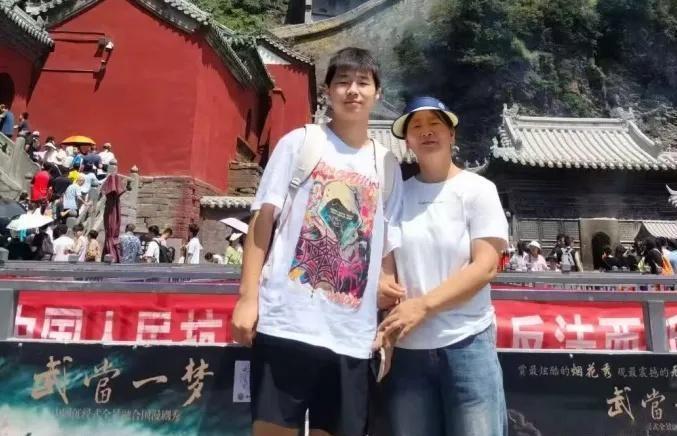 湖北十堰，一个16岁的男孩去医院接化疗结束的妈妈。他推开病房门，没先看妈，眼神