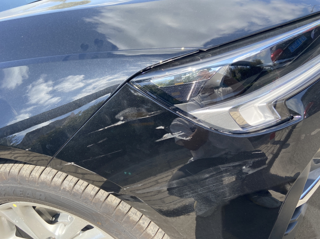 送出一血侧方位停车剐蹭，走保险定损3800，右前大灯里面破损，看着没有4.9米