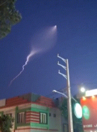 现场曝光：伊朗超重型导弹划破夜空，出现罕见“锥形轨迹云”当地时间19日，伊朗