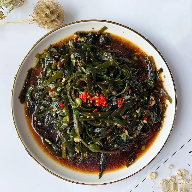 碱性食物1、苹果一一碱性度3.42、莲藕一一碱性度3.83、草莓一一碱性度5.6