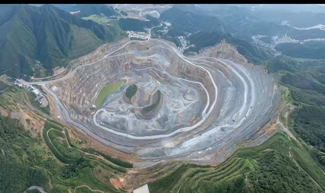 全球每挖出4吨铜，就有1吨来自智利。而这些铜运出国门之后，一大半直接拉到了中国。