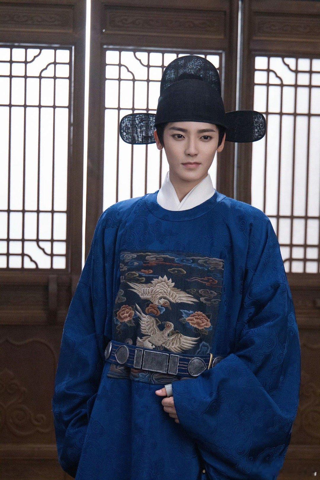 侯明昊衣服换了眼神也换了《玉茗茶骨》这段直接爽到飞起！陆江来换回官服恢复巡抚身