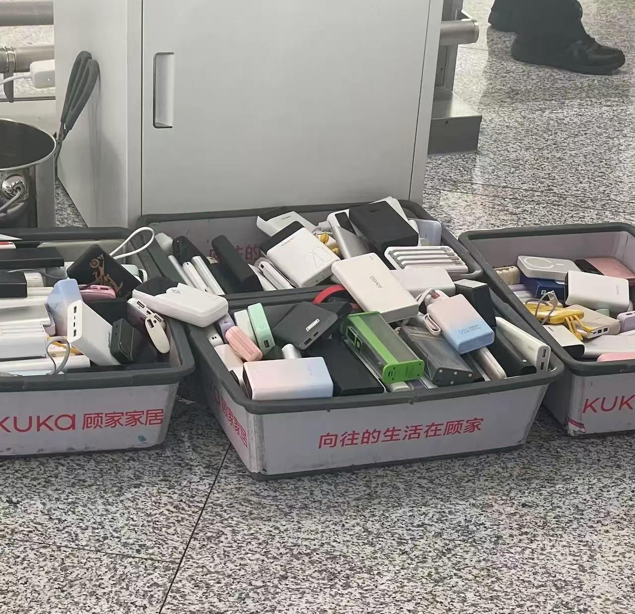 坐飞机的注意了，从后天起，坐飞机想带充电宝得留意了，不是3C产品不让上飞机，3C