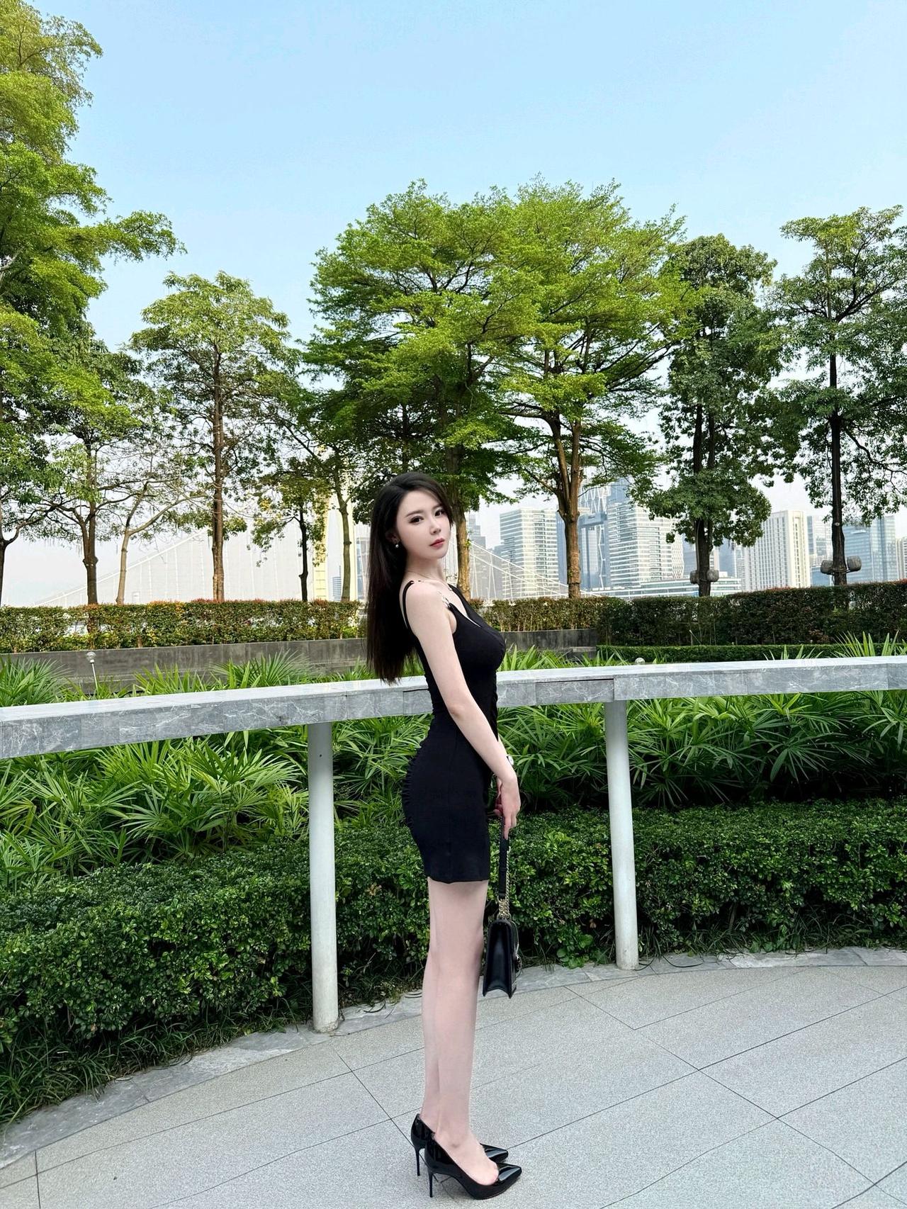 绿树阴中倚栏杆，轻纱薄雾绕芳园。