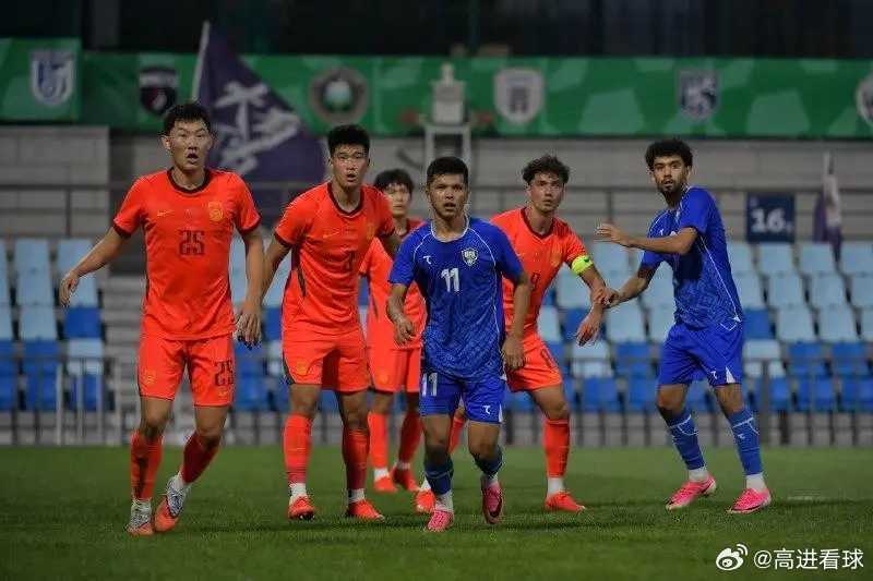 国足亚运队热身赛2-0乌兹别克U23，吴曦、张玉宁出战在大连进行的一场热身赛中，中国U23以2-0击