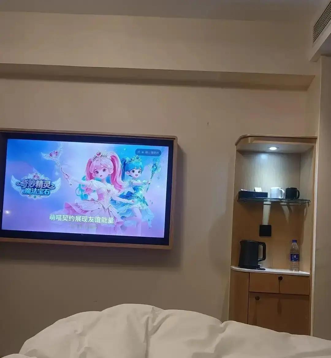 女生出差自己订了标间，男同事劝她退房一起拼房，她当场回绝。夜里十二点，那人又发