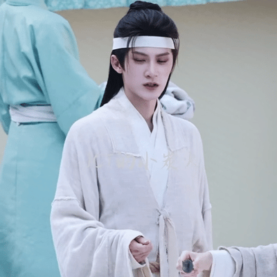 檀健次教卢昱晓用刀子何不同舟渡檀健次这段片场花絮檀健次在认真卢昱晓用道具刀，一遍