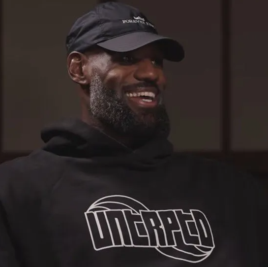 据美记JakeFischer爆料，勒布朗-詹姆斯并不急于决定自己在NBA的未来