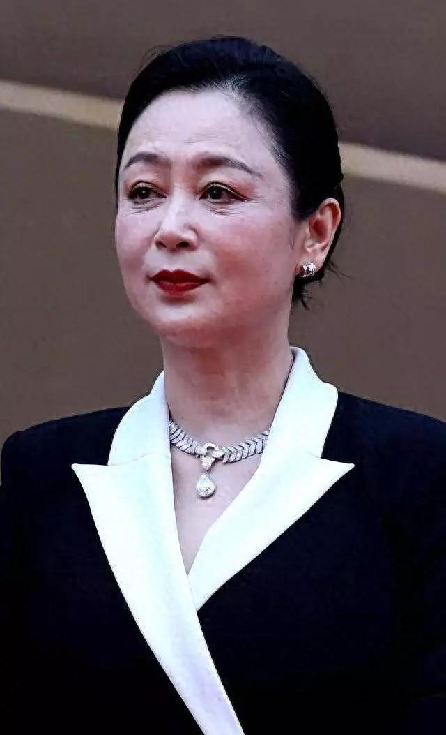 陈红“坏到骨子里，亲日辱华。1996年她怀孕，陈凯歌和倪萍分手，她“知三当三”