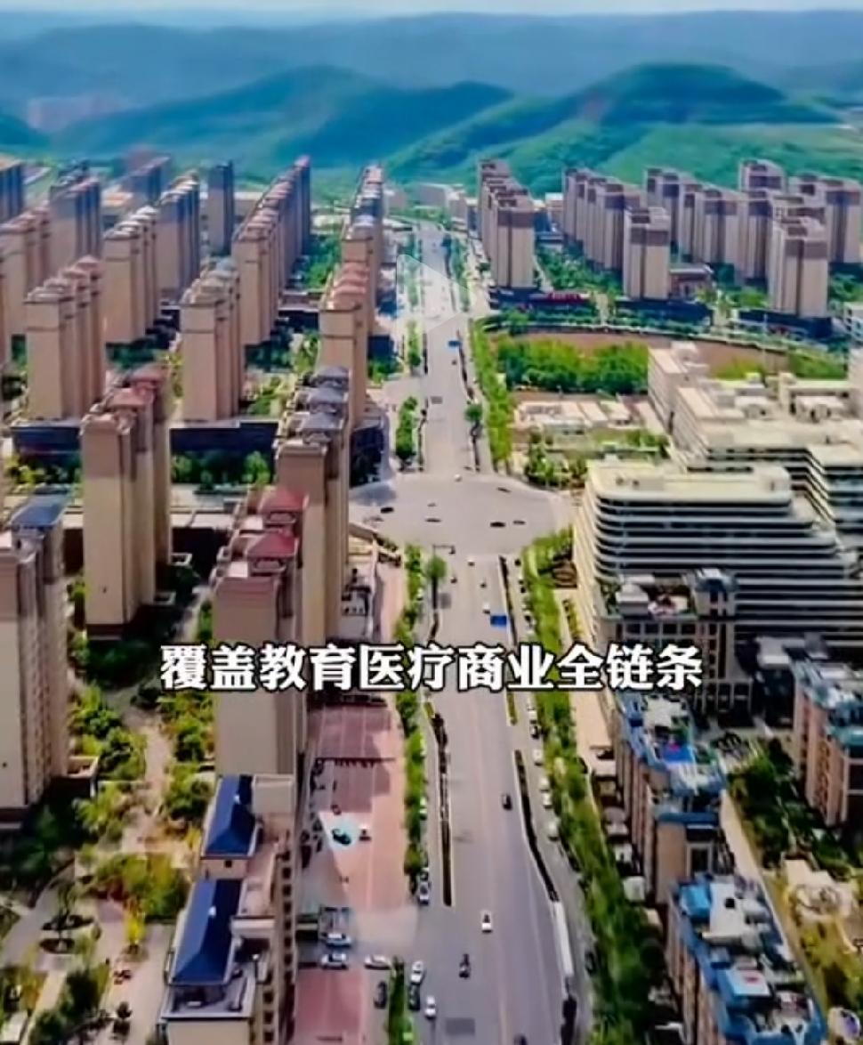 相当于两个三峡工程，延安新城区削平33座大山建设而成，那里的街道、绿化、建筑，现