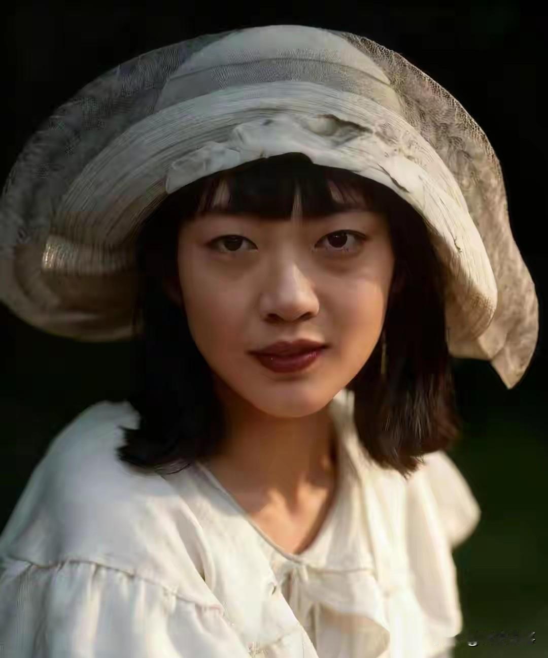 荣源颇为开明，认定“女儿读书不比儿子差”。他不仅为婉容请了最好的先生教诗词书法和