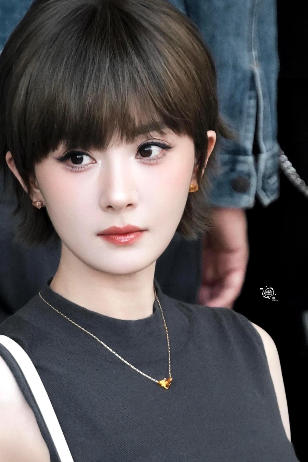 #杨幂骗了全网#杨幂戴假发竟然完全看不出来，这个头身比真的太优越了。大家都知道假发容易显头大，但她戴