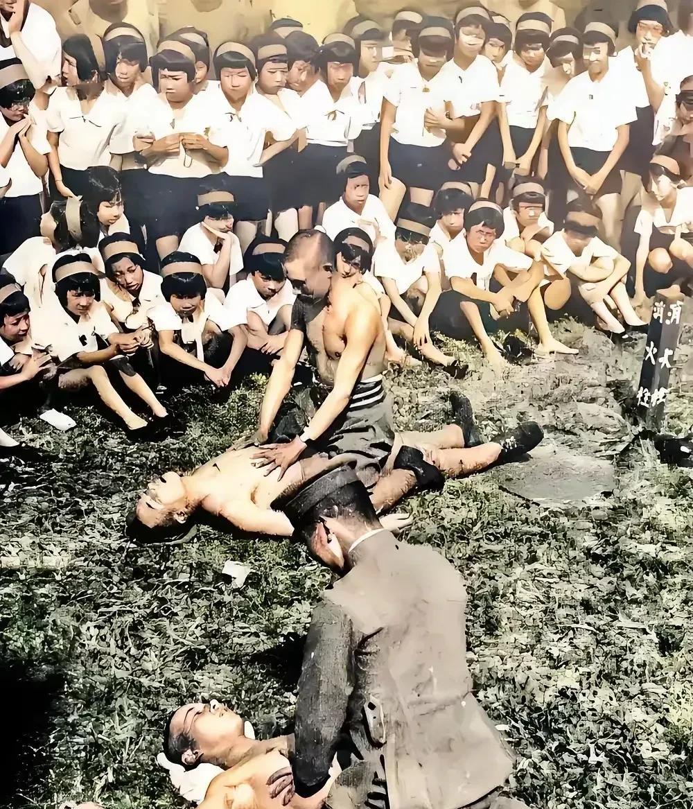 日本鬼子当年拍摄的照片，反映了它们自上而下的一片狂热，整个国家和社会都变成了一台