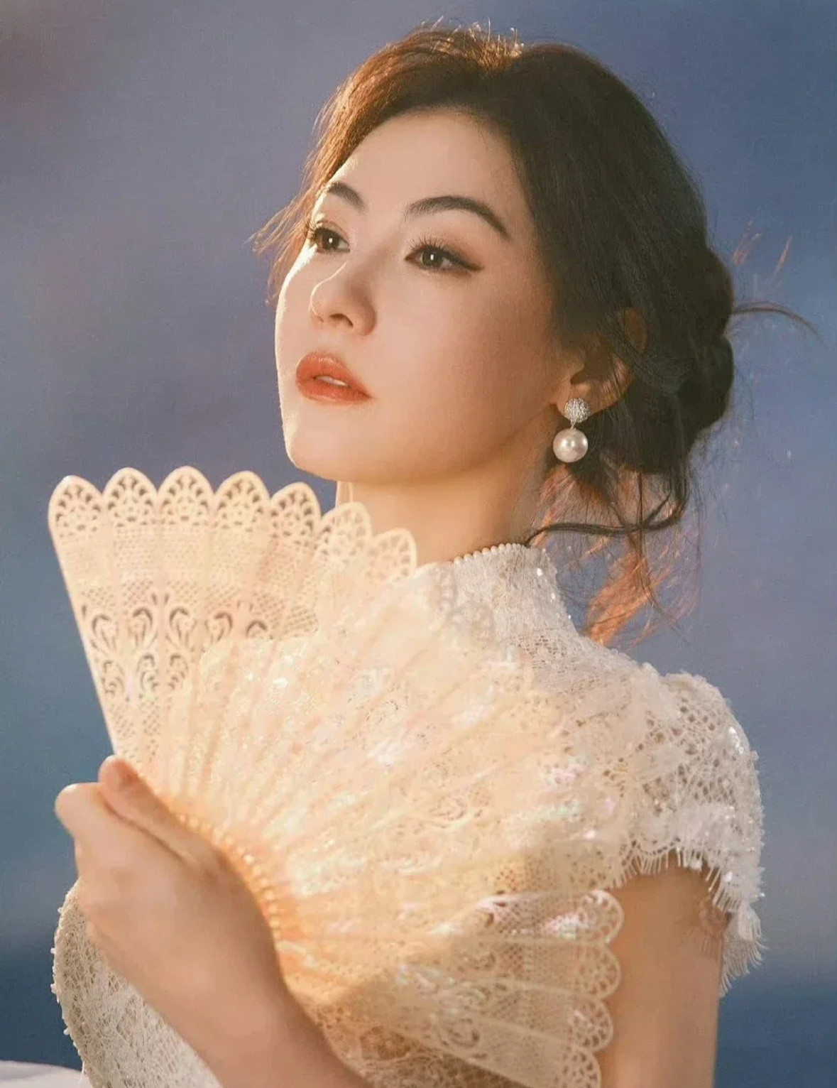 张柏芝蕾丝旗袍出镜，净显端庄优雅，人怎么可以美成这样啊！​​​