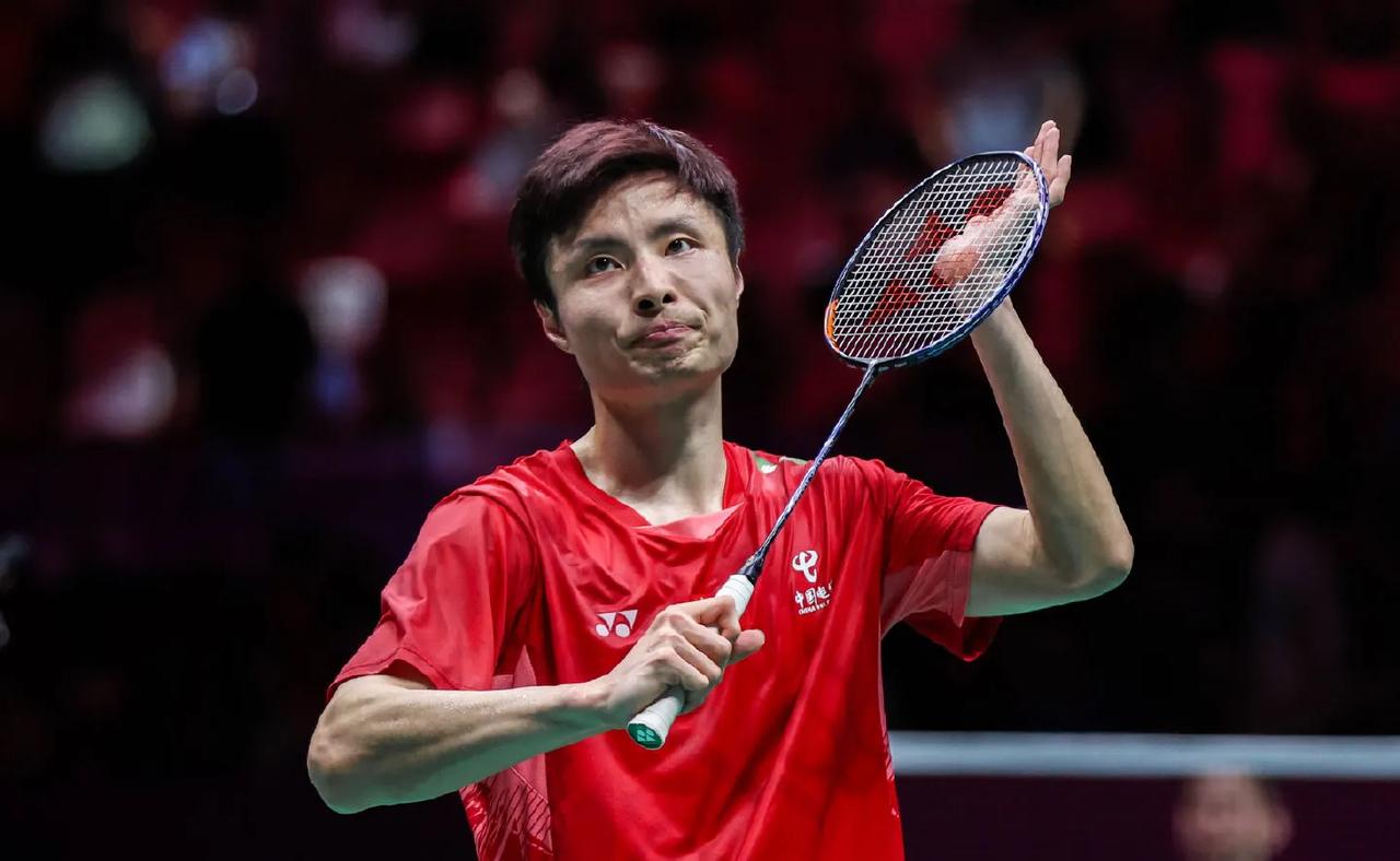 第一局石宇奇🇨🇳21-17战胜队友🇨🇳陆光祖。这是2025年新加坡