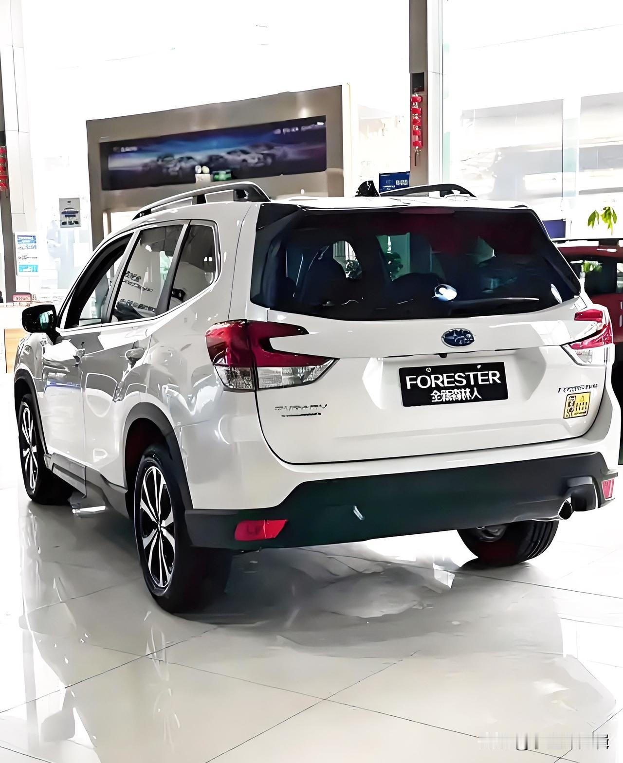 它从不说花里胡哨的配置，却把核心实力拉满：全系标配水平对置发动机+全时四驱，重心