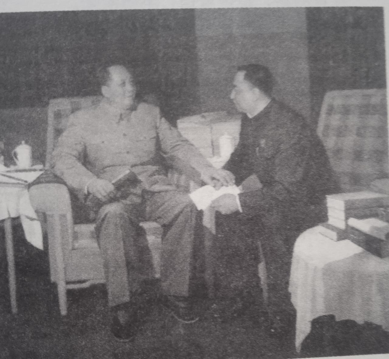 近来平台上有一题叫做:你是否认可否定“两个凡是”。要回答这个问题，