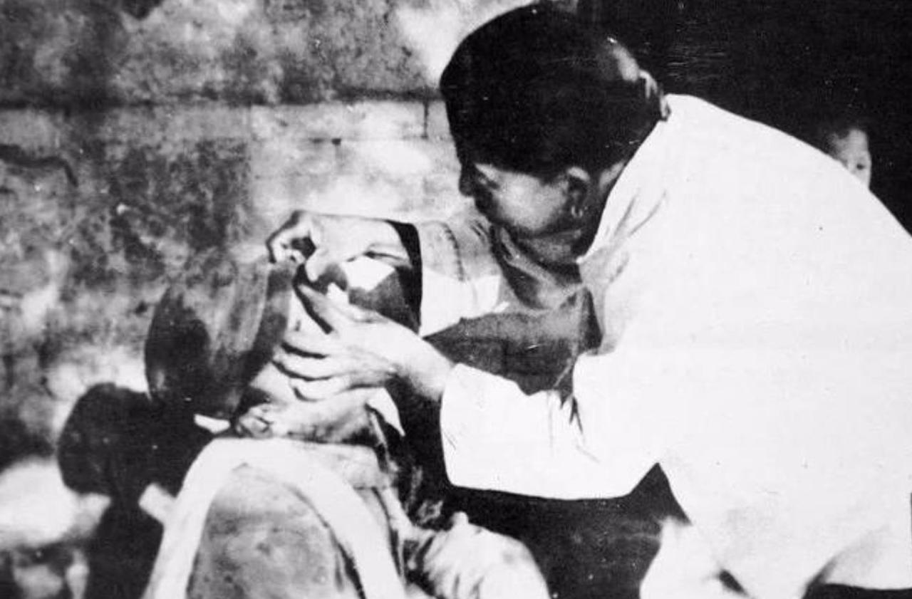 1936年8月，红军将领梁从学在战斗中不幸被枪弹击中，身负重伤。战友见状全力施救