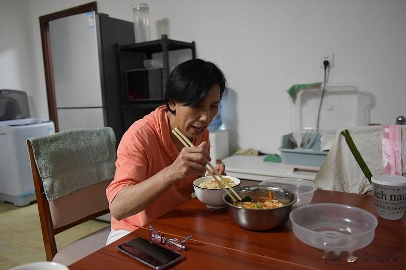 老妹才45岁，前几个月她丈夫因酒精中毒过世，留下她和两个女儿。开学了，两个女儿都