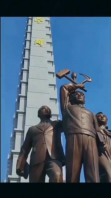 进入新义州市内了，到平壤啦！柳京饭店，这是朝鲜平壤市的地铁，有机会来坐坐吧！夜晚