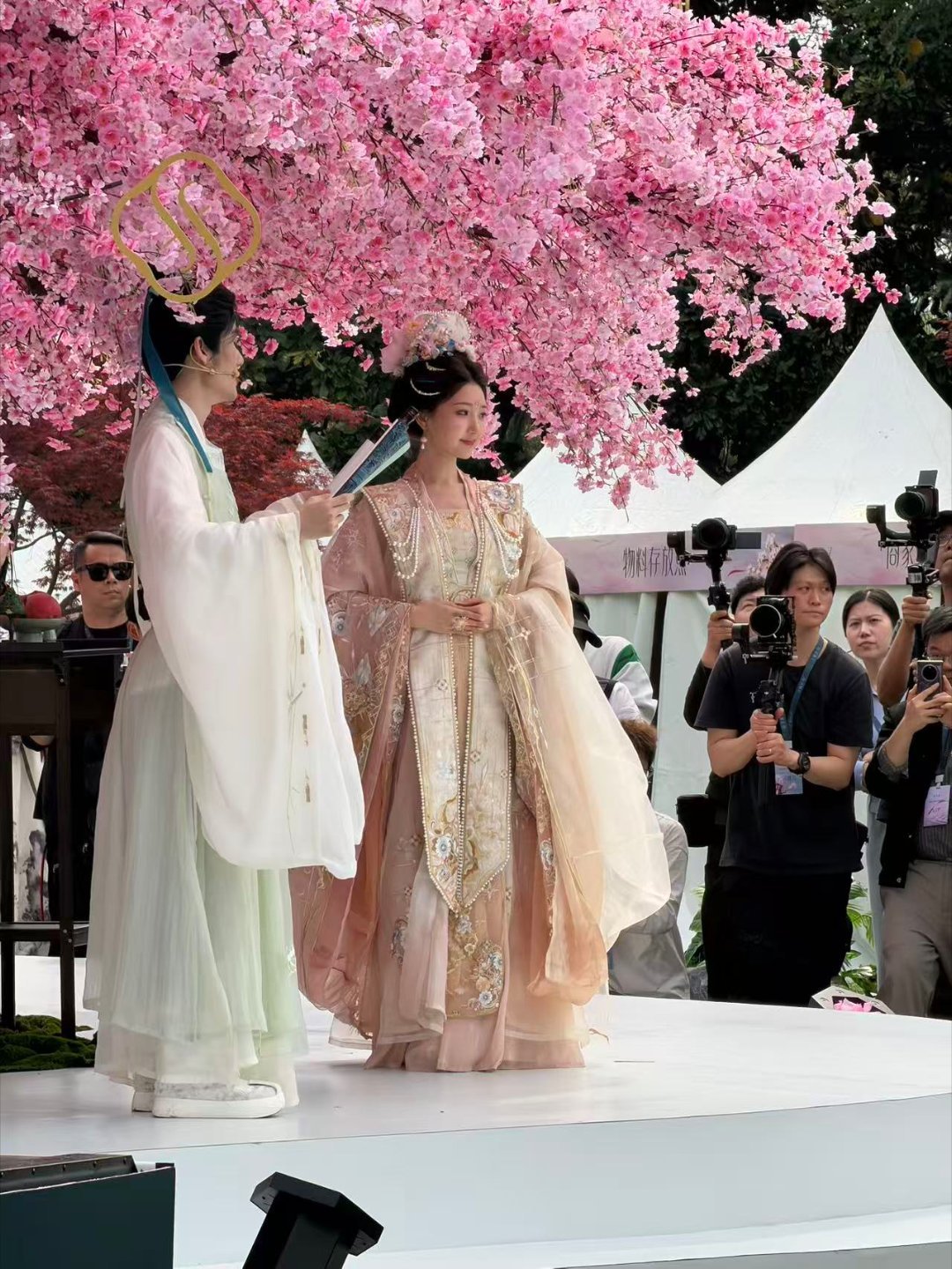 毛晓彤花神妆还有谁没看过毛晓彤的花神妆，古装造型永远不会让人失望，眉眼精致气质