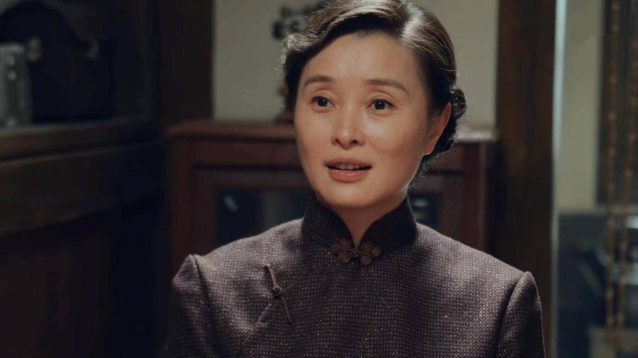 1950年2月，台北一处看守所里，一个女人正在做一件无声的事。她把皮衣夹