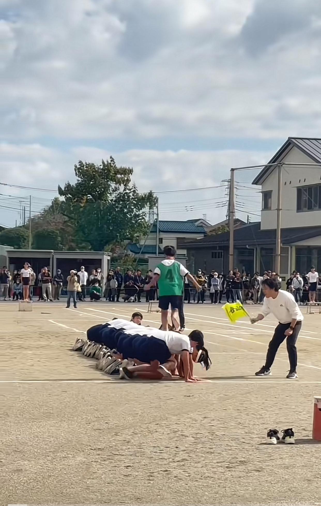 如果换个地方你们会说什么?近日,日本小学生运动会在运动会上有一项团队协作的运