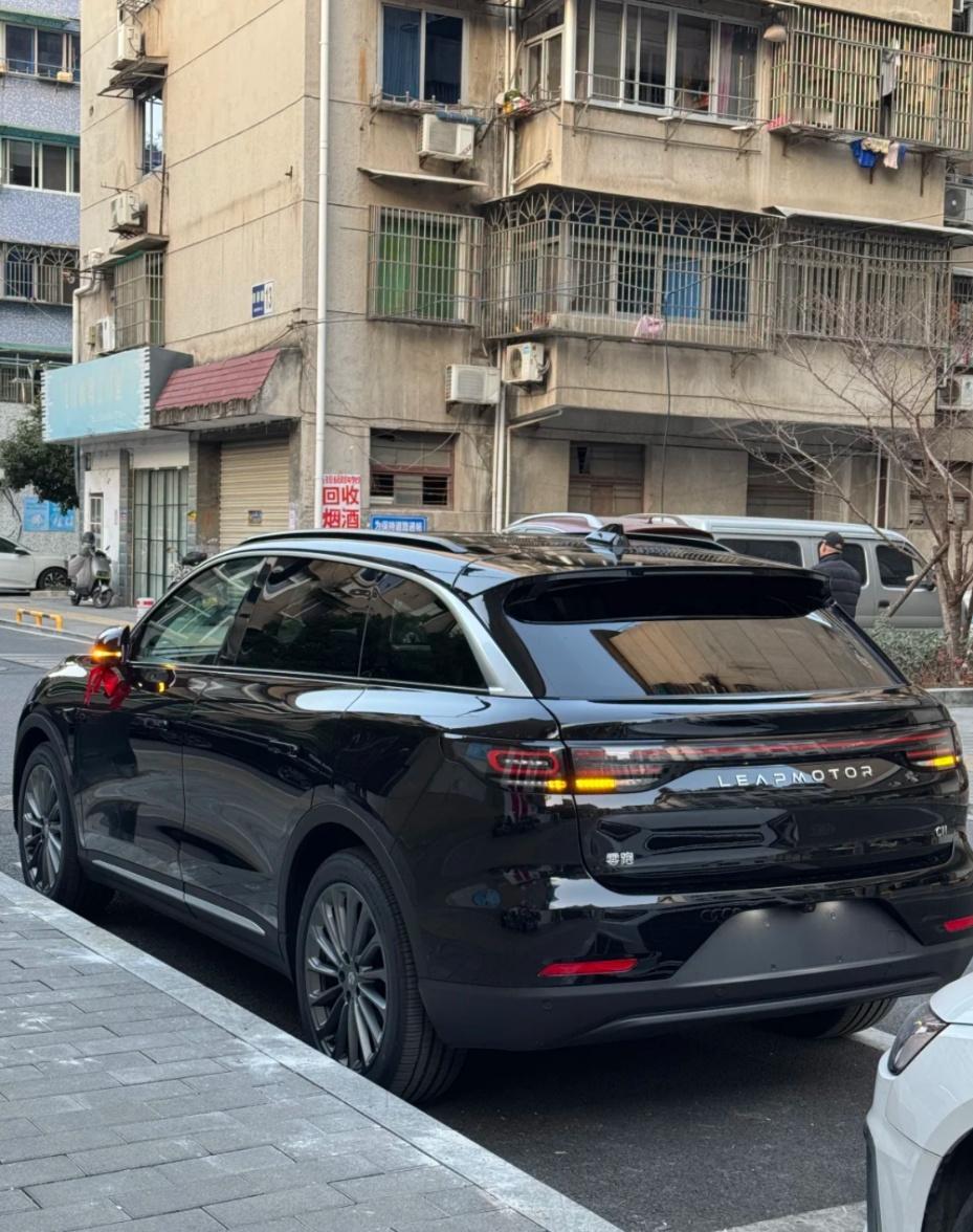 最近天气冷得要命，实在是不想骑电驴上班了，想买车的心又蠢蠢欲动。之前尚界上市的时