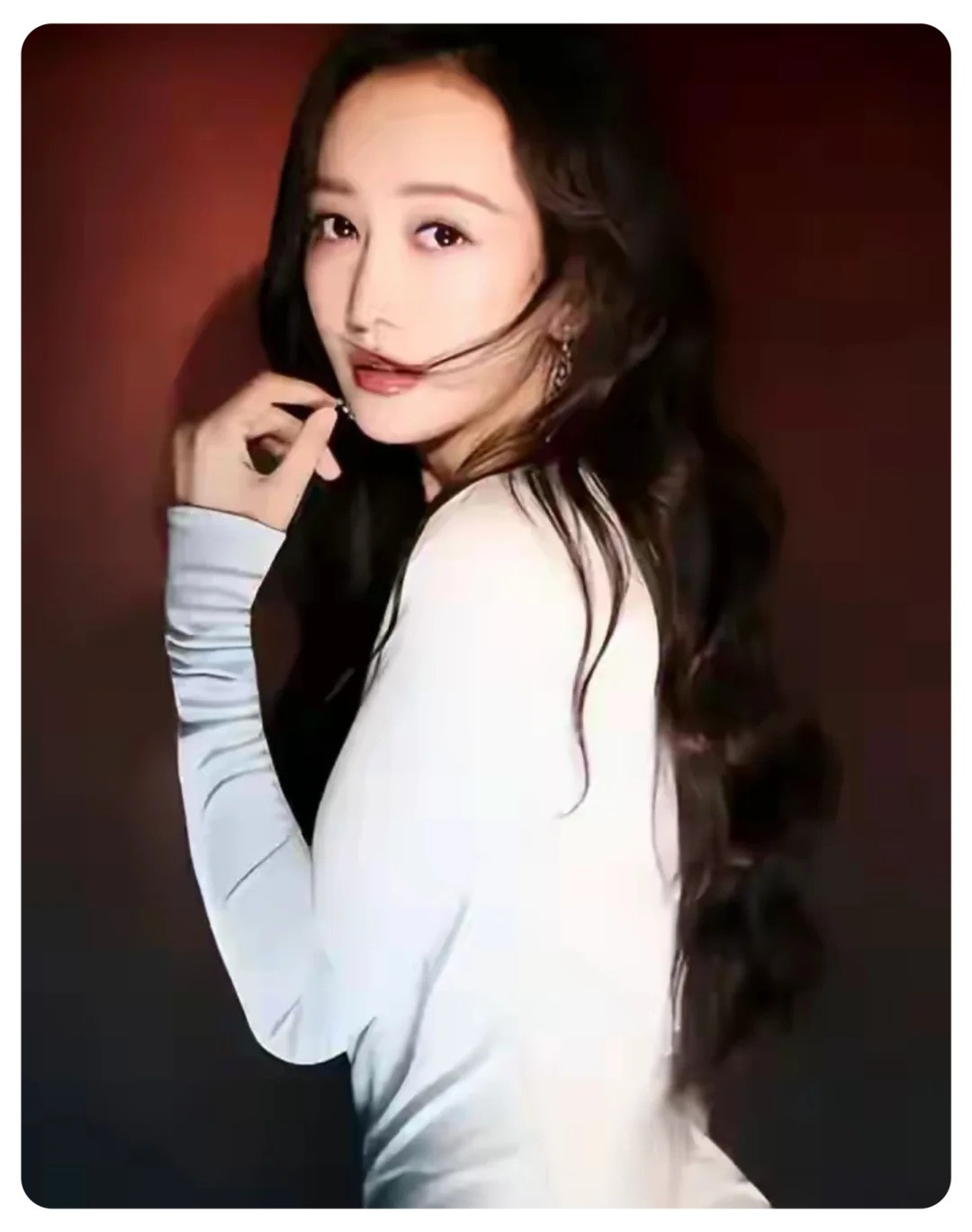 王鸥这招。是真高啊。张碧晨当初官宣孩子，还跟男方一起发了个文，什么共同抚养，什么没有别的关系，听着体