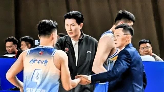 CBA新疆男篮主帅刘炜赛前喊话全队，将防守定为首要任务，明确“不防守就坐板凳”，