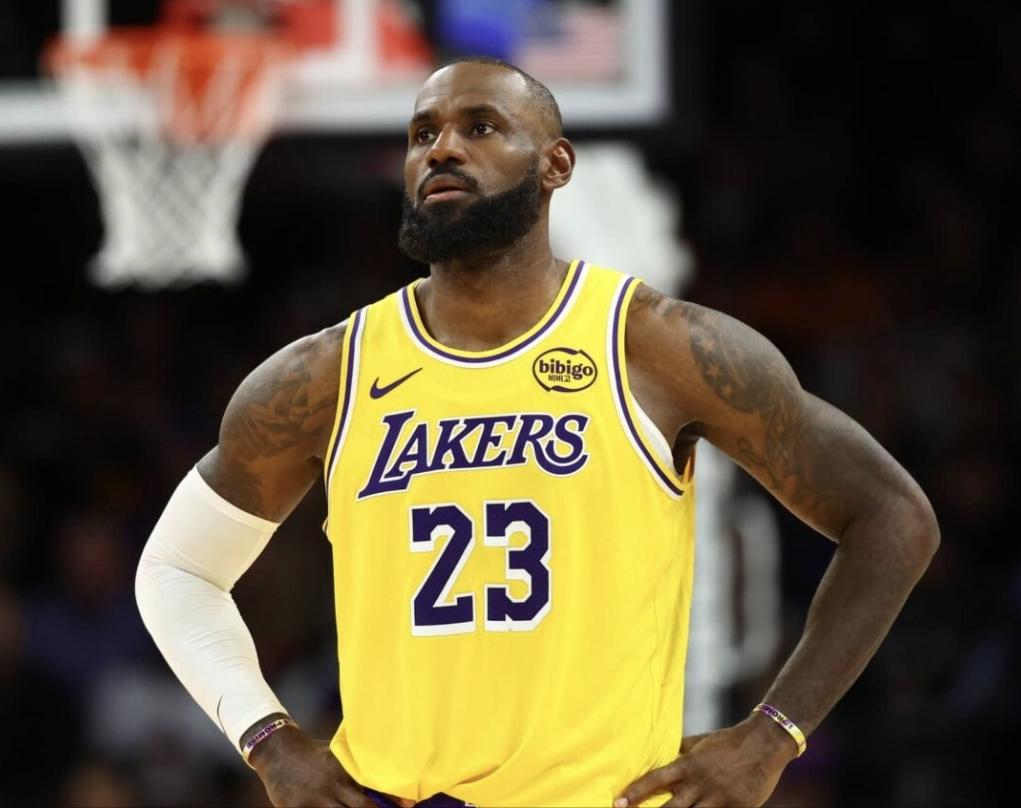 NBA历史上非常荒诞的一项“潜规则”，就是只要球员在总决赛主防詹姆斯，哪怕让他场