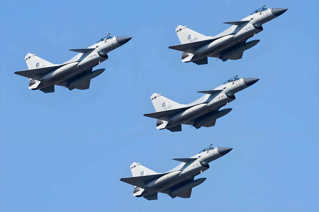 那场印巴空战，印度耍了一个小聪明，那就是先派出阵风战机、苏30MKI和米格29。