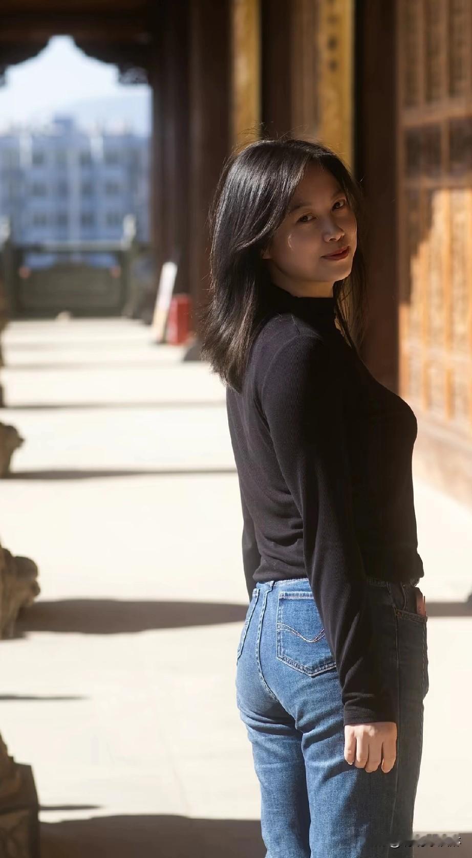 风华正茂时，笑看红尘事。