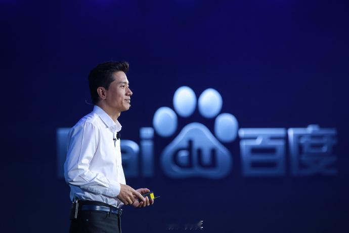 【：我们自己也在想】2025百度世界大会上，百度创始人李彦宏接受媒体采访。在采访