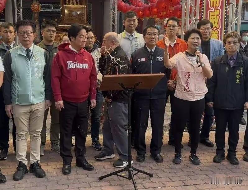 二爷不高兴，吐了赖清德一身与郑丽文到寺中为台湾人民祈福不同，赖皮娄选择了武庙。