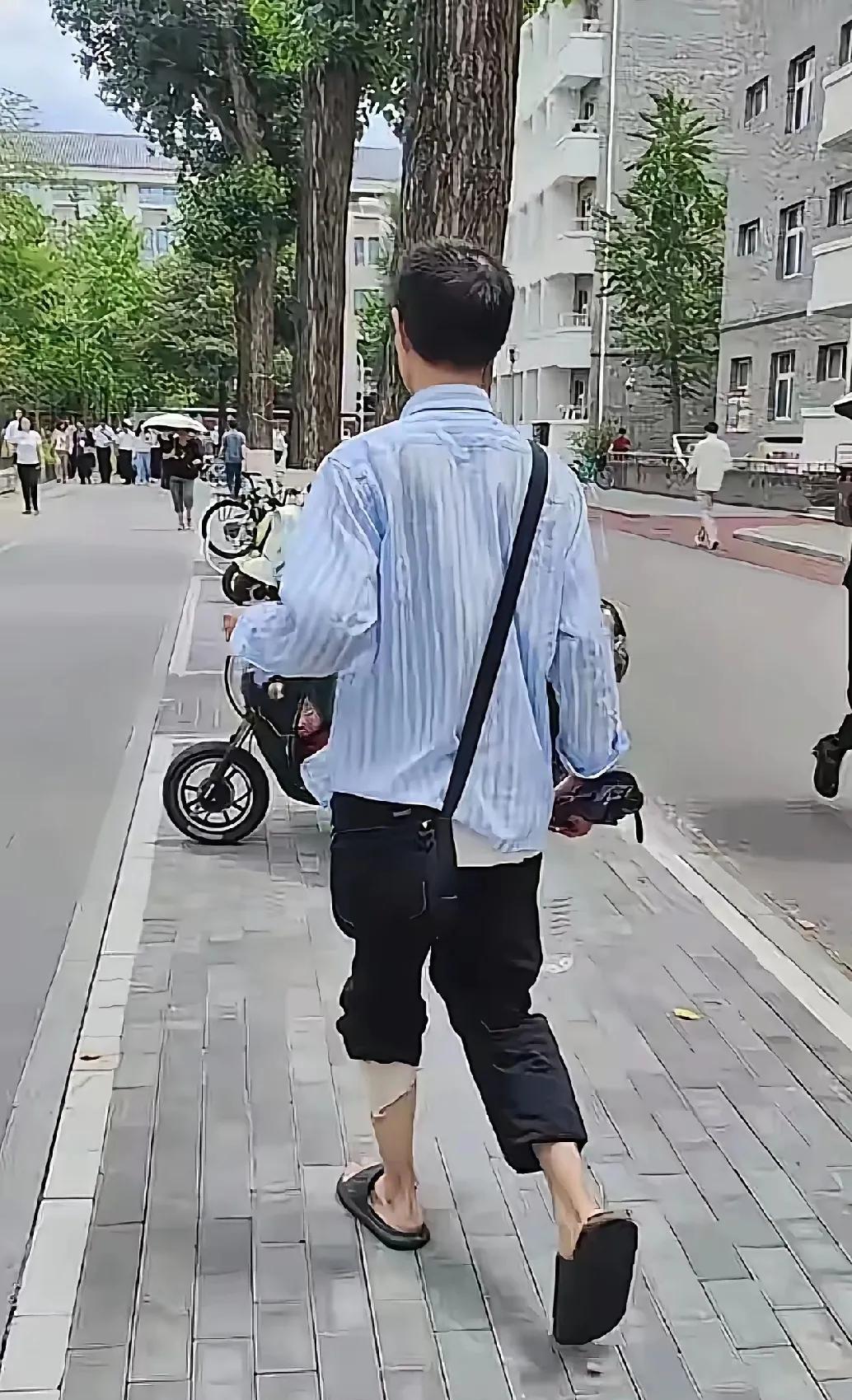 韦神下班了！穿双拖鞋，在校园里行走，一边的裤脚卷起来，里面的秋裤露出来，破破烂