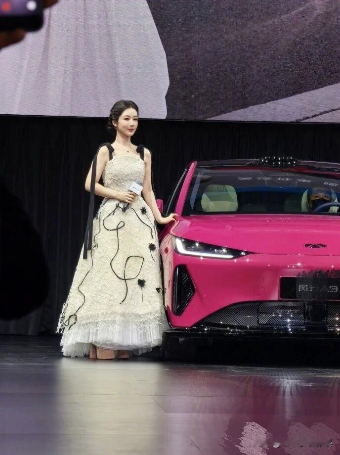 杨紫也不矮，怎么老穿“驴蹄鞋”？官方身高167cm，脚踩十几厘米的恨天高，没