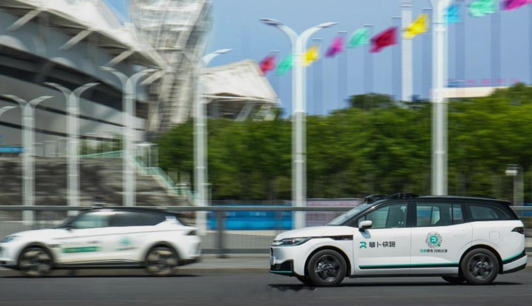 【全国首例！出租车司机故意碰瓷无人驾驶网约车罚2000元、扣证3月】据报道，近