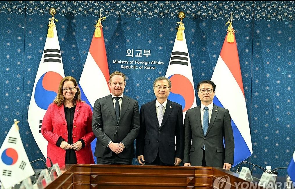 2月11日，荷兰已经率先开始“对华布局”，其外交、外贸大臣双双来到韩国，与韩国举
