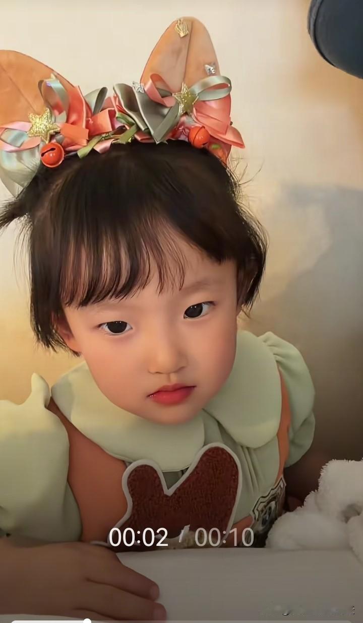 一眨眼闪闪已经3岁了，这个小姑娘从尚在襁褓中的小婴儿长成了如今古灵精怪，活泼可爱