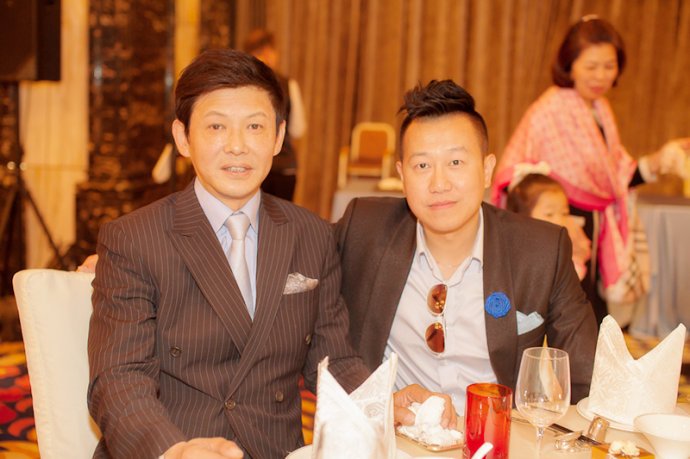 如今的程前57岁了 也算是老来得子 一家三口看上去十分的幸福