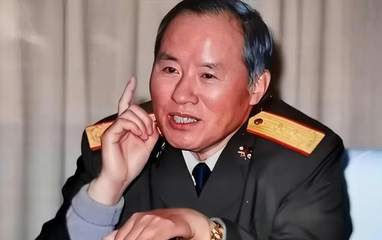 1992年军委决定对全军进行调整精简，大军区只保留六七百名干部，共减少2万多人。