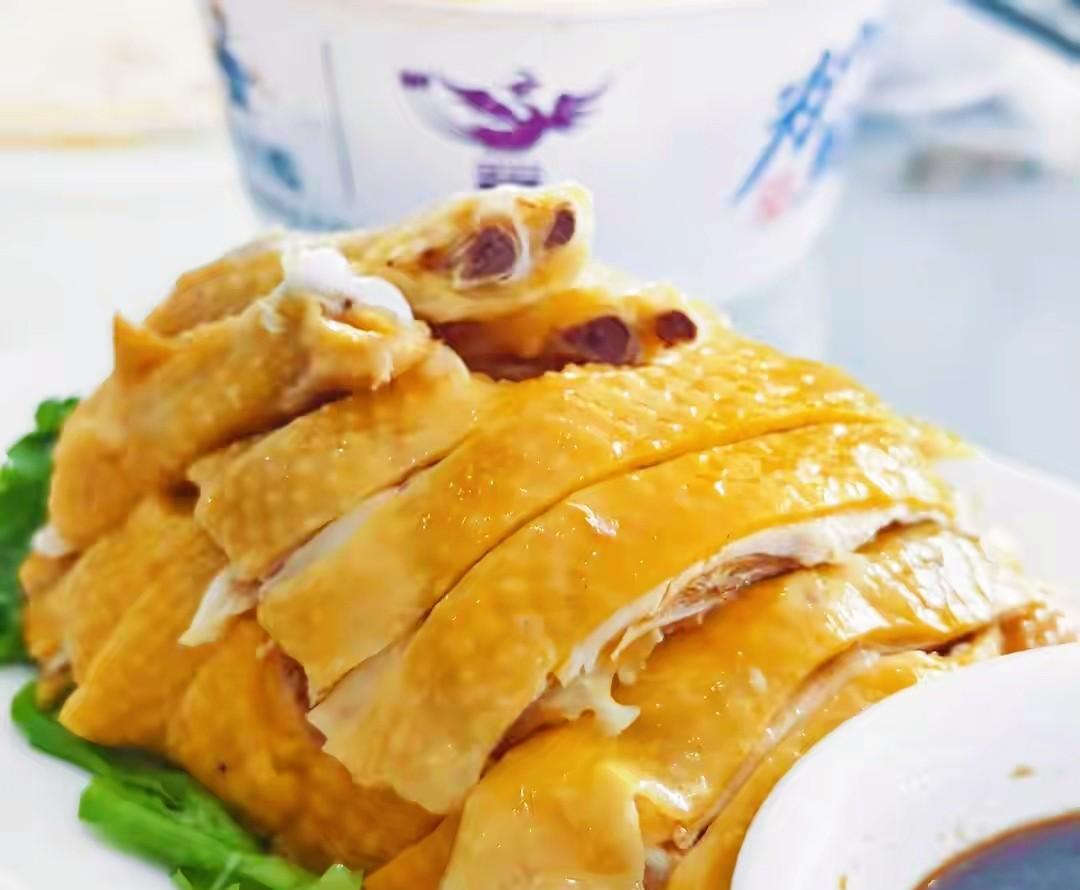 谁都不会为这盘白切鸡买单。参赛者全宝她哥，跨界美食评委岳云鹏都只是这场白切鸡舆论
