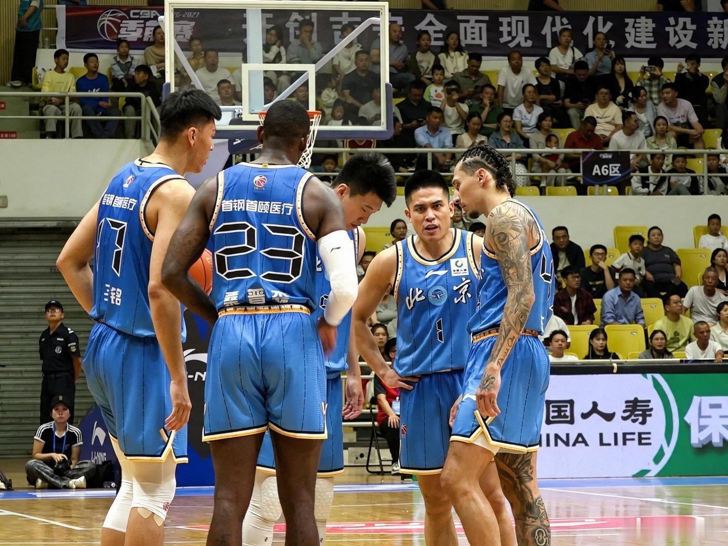 首钢全队今天中午返京，球队将休整两天，随后继续集合备战新赛季，另外会在14日一起拍摄新赛季定妆照。虽