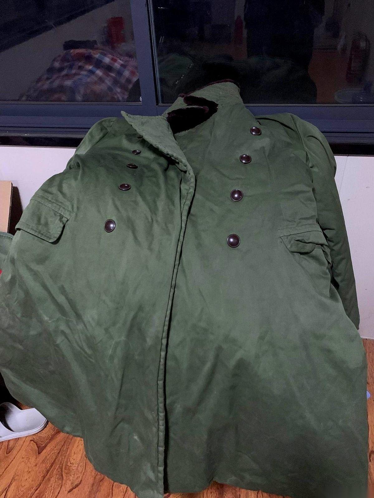 大嫂把那件军大衣递给我的时候，什么都没说。就说，天冷了，你值夜班别冻着。后来